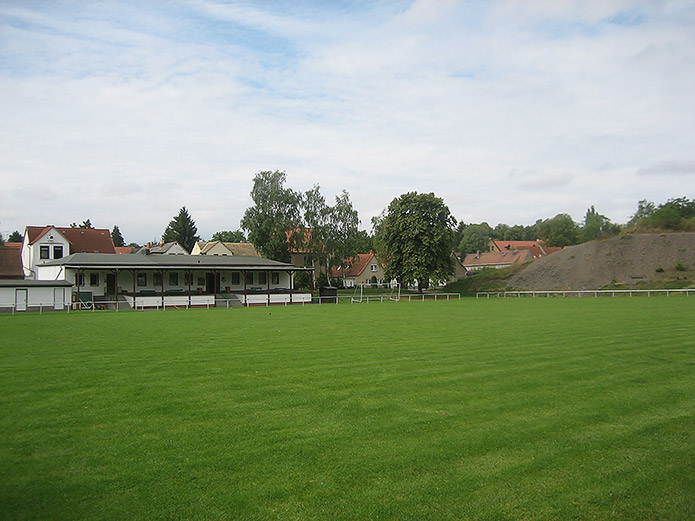 Spielfeld und Vereinshaus